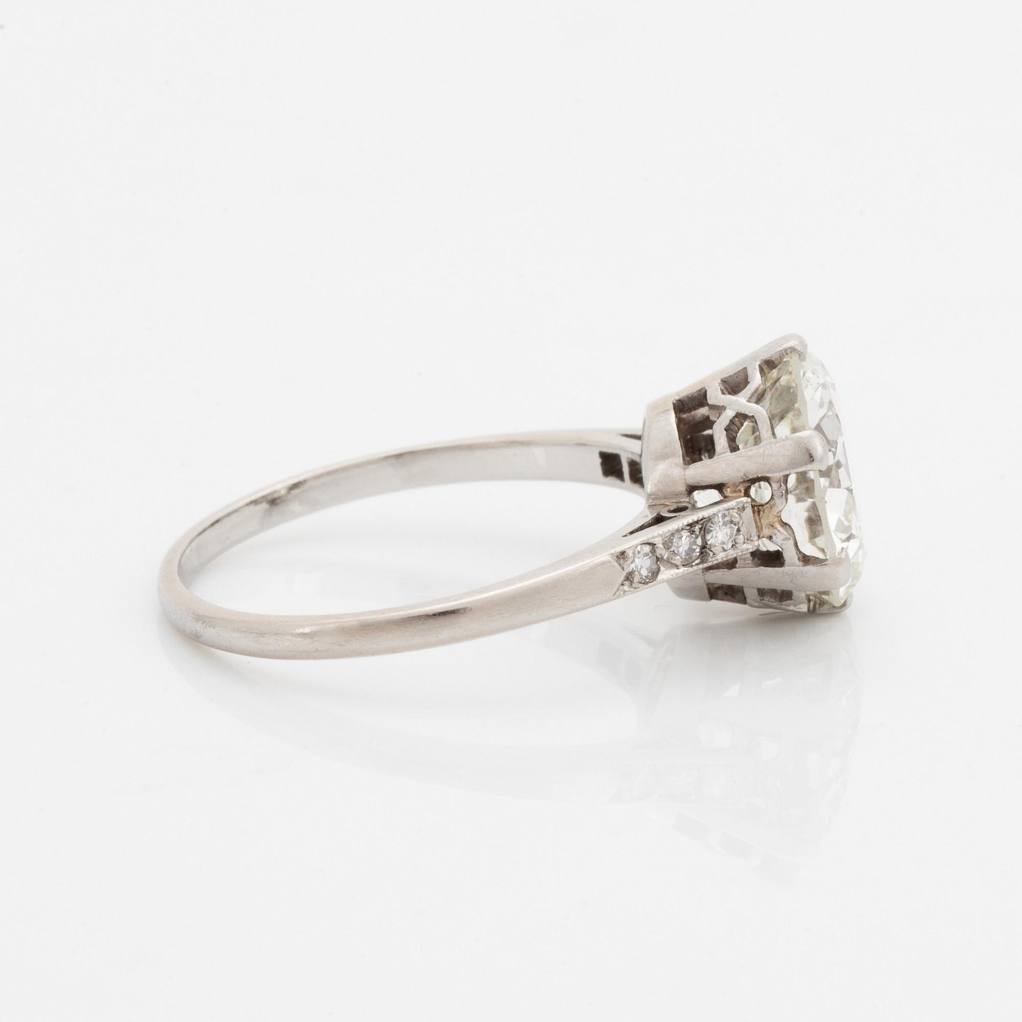 Hugo Strömdahl ring platina med en gammalslipad diamant vikt ca 3.50 ct kvalitet ca I/J si.