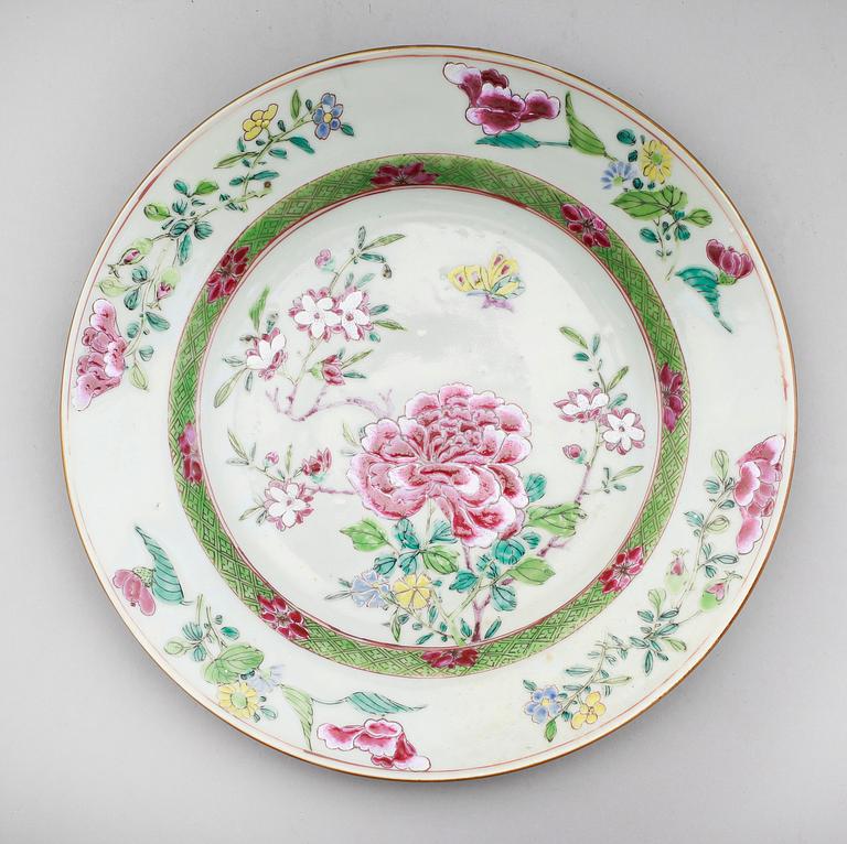 TALLRIKAR, 3 st, porslin, Qianlong 1736-1795.