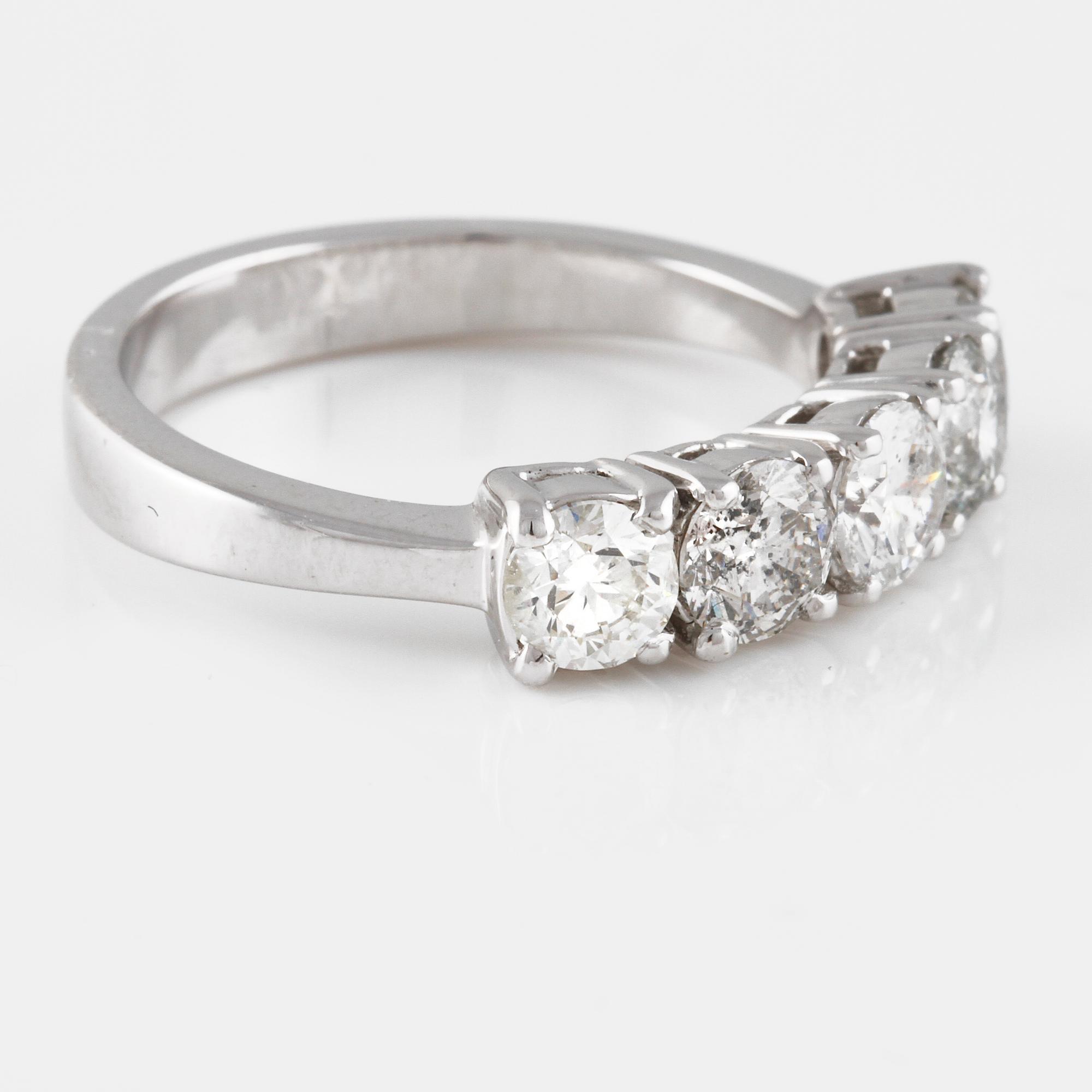 RING, 18K vitguld med briljantslipade diamanter ca 1.60 ct. Vikt 4,7 gram.