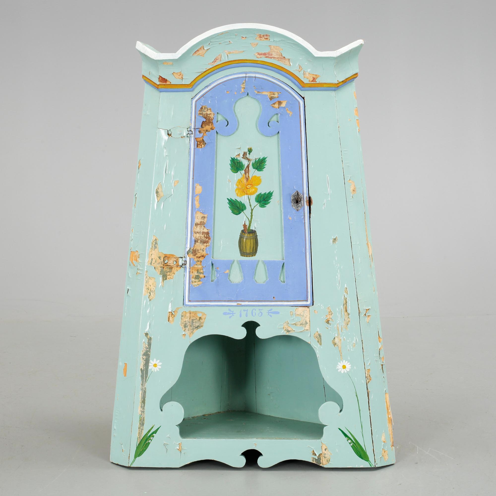 HÖRNSKÅP, allmoge, 1800-talets början.