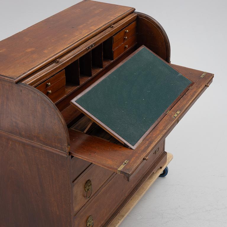 A chest of drawers, 19th Century.