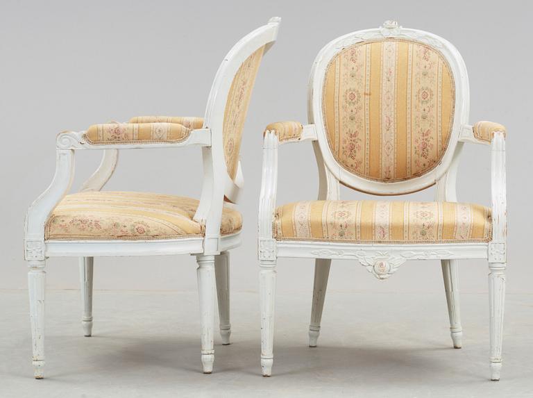 KARMSTOLAR, ett par, gustaviansk stil, omkring 1900-talets mitt.