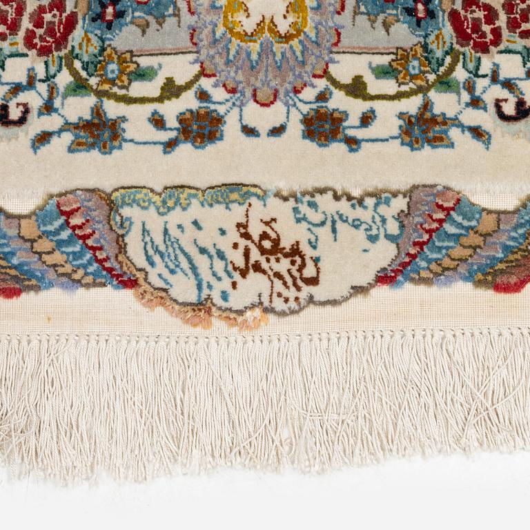 Matta, Täbris, part silk, s.k. 80 Raj, Nortvästra Iran, signerad ca 280 x 170 cm.