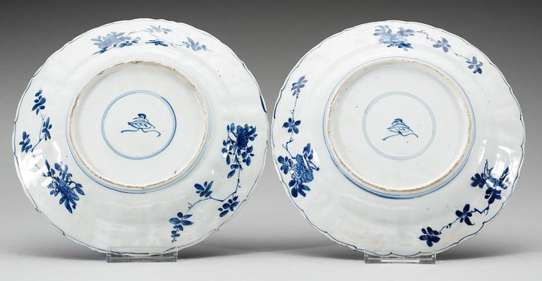 TALLRIKAR, två stycken, porslin. Qing dynastin, Kangxi (1662-1722).