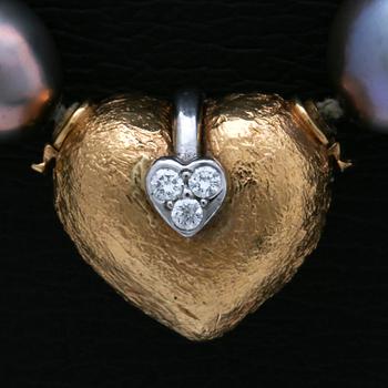 Necklace grey freshwater-pearls approx 8 mm, clasp 18k gold with 3 brilliant-cut diamonds.