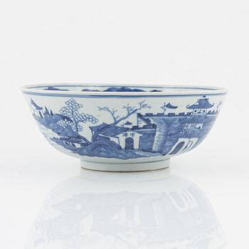 A blue and white porcelain bowl and dish, China, early 20th century.