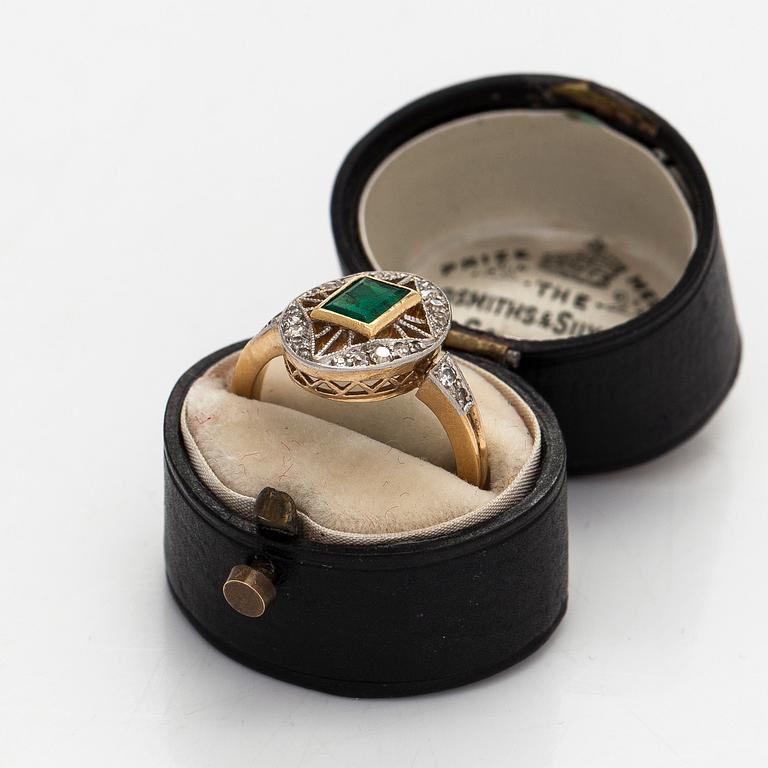 Hjalmar Fagerroos, ring, 18K guld med smaragd och diamanter, Helsingfors 1916.