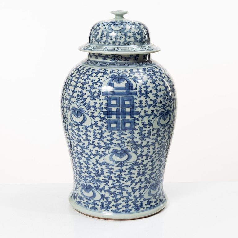 Urna med lock, porslin, Kina, Qingdynastin 1800-tal.