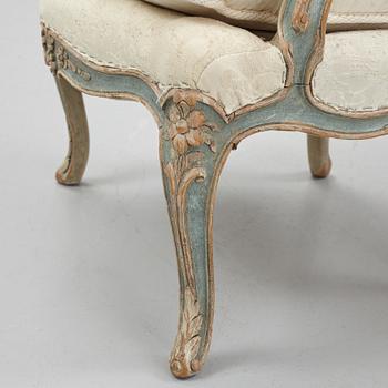 Karmstolar, ett par, rokokostil, omkring 1900.