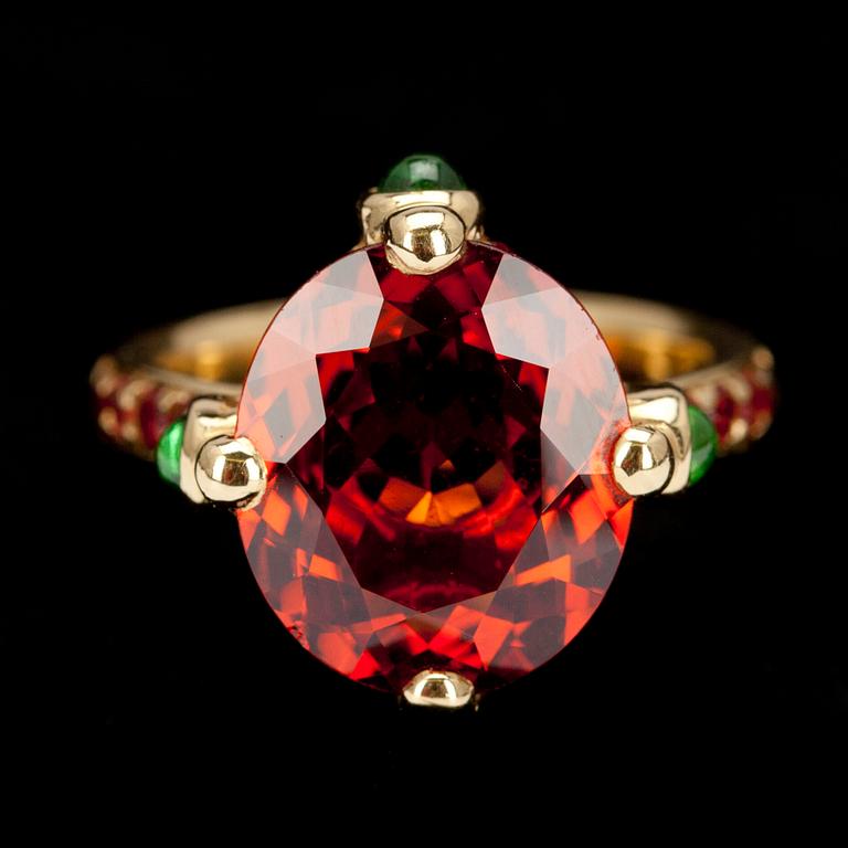 RING, guld, 18K, spessartite granat 7,5 ct, peridoter tot. 0,35 ct.  TEMPLE ST. CLAIR, USA. Vikt 9,9 g.