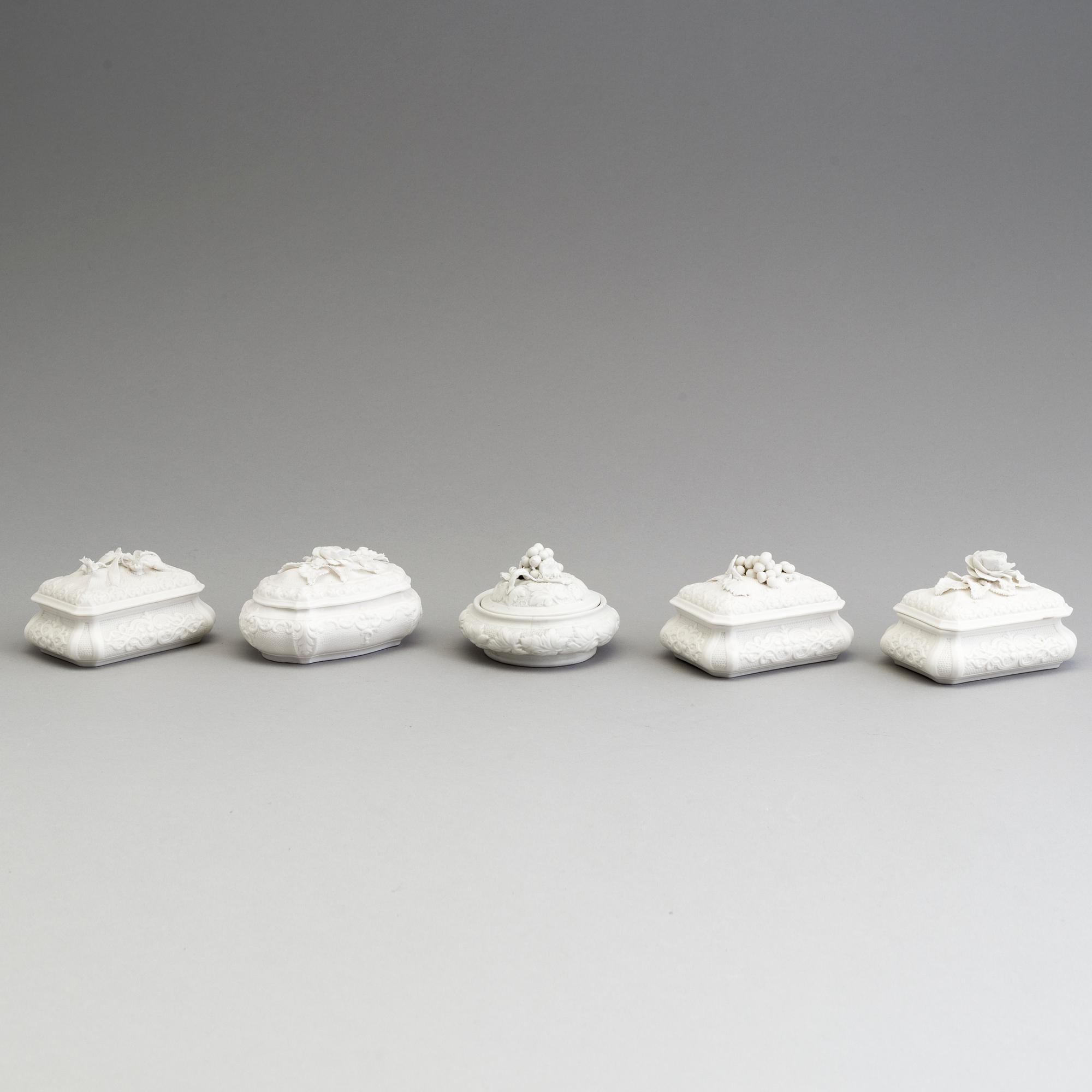 TOILETTASKAR, fem st, parian, Gustafsberg, sekelskiftet 1900.