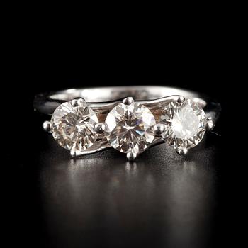 RING, vitguld 14k vitguld med 3 briljantslipade diamanter, totalt 1.75 ct. Vikt 5 g.