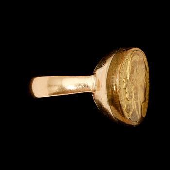 RING, skena 18 k guld, svenska stämplar 1964, med franskt mynt.