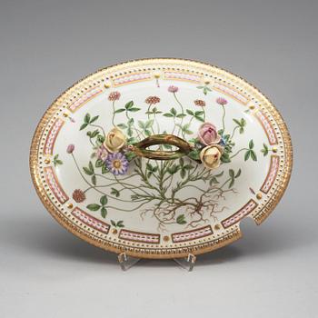 TERRIN med LOCK och FAT, porslin. "Flora Danica", Royal Copenhagen, Danmark, 1900-tal.