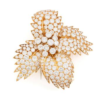 487. A Van Cleef & Arpels flower brooch in 18K gold set with round brilliant-cut diamonds.