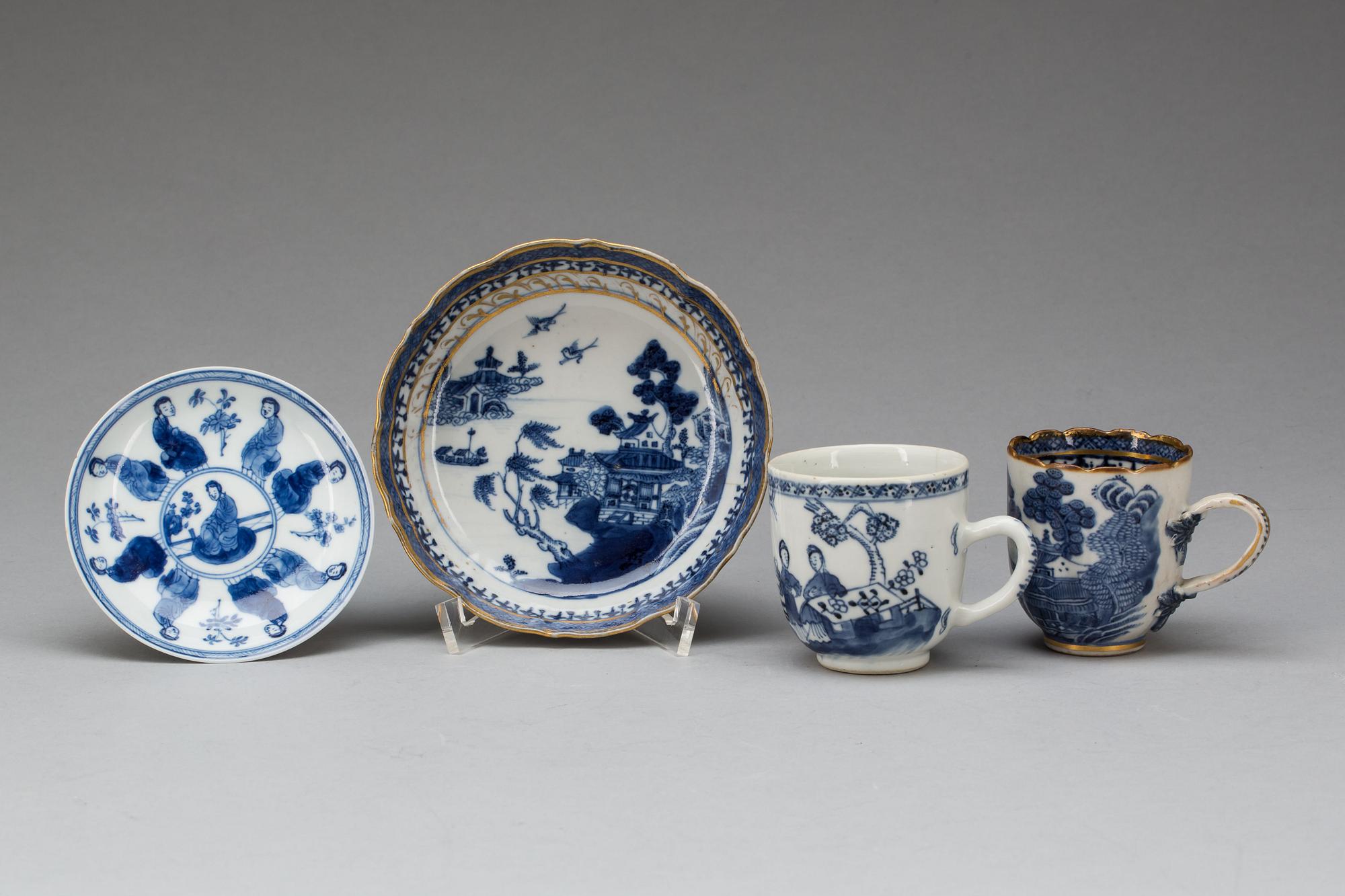 KOPPAR MED FAT, 2 st, porslin, Kina, Kangxi och Qianlong. 1700-tal.