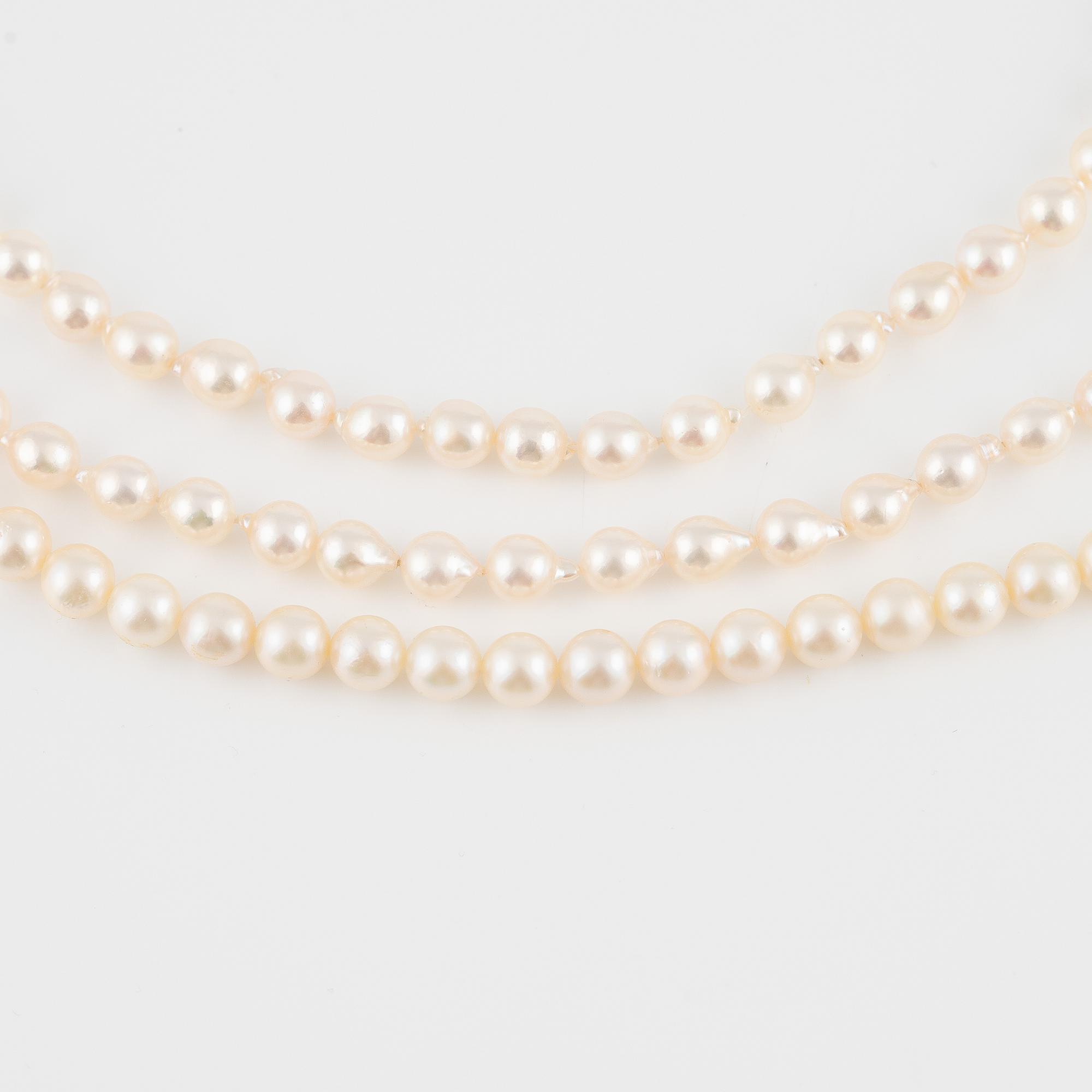 Three necklaces with cultured pearls, without clasps.