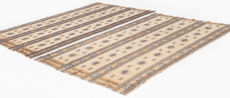 Märta Måås-Fjetterström, draperier, 2 st, "Blå essbård" (även kallad S-bård), inplock på linnebotten, ca 245-54 x 152-160 cm, signerade MMF.