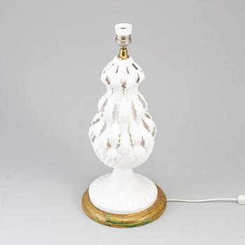 A late 20th century porcelaine table lamp.