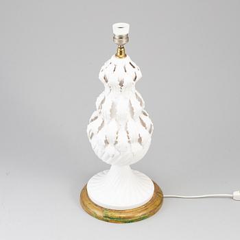 A late 20th century porcelaine table lamp.