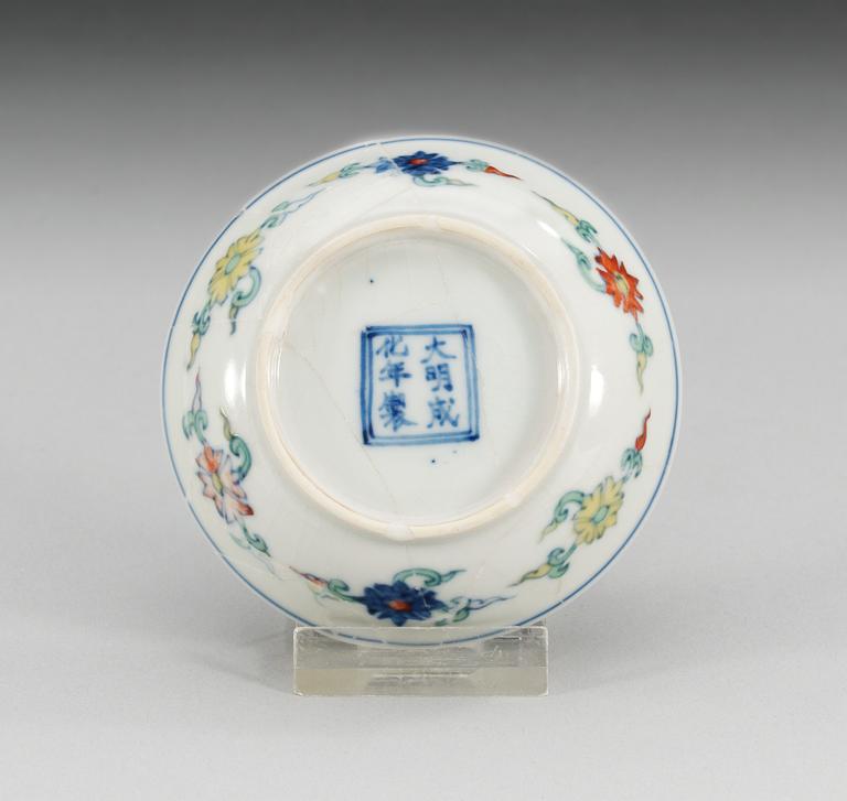 A doucai dish, Qing dynasty with Chenghua´s six characters mark.