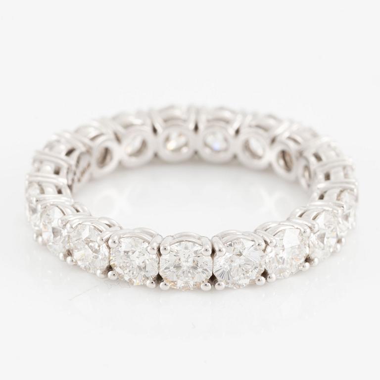 Ring, full eternity, 18K white gold set with fancy-cut diamonds.