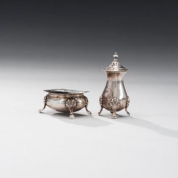 SALTKAR OCH PEPPARSTRÖARE, sterling silver, London, 1923. Tot. vikt 81,3 g.