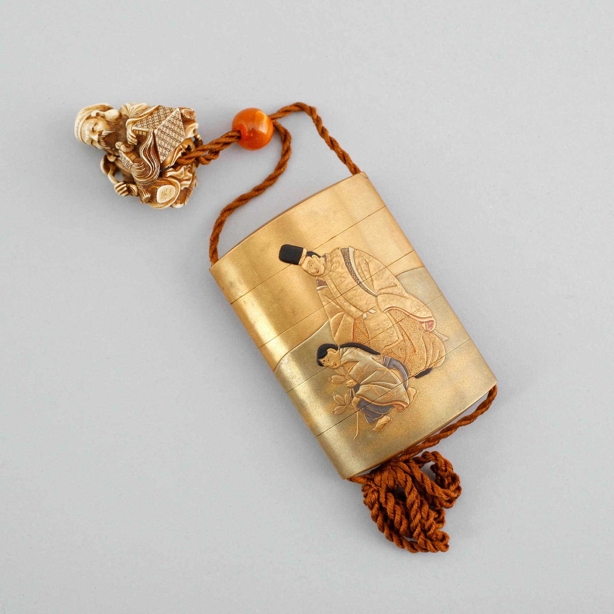 INRO med NETSUKE, ben, Japan, sannolikt Meiji, 1868-1912.