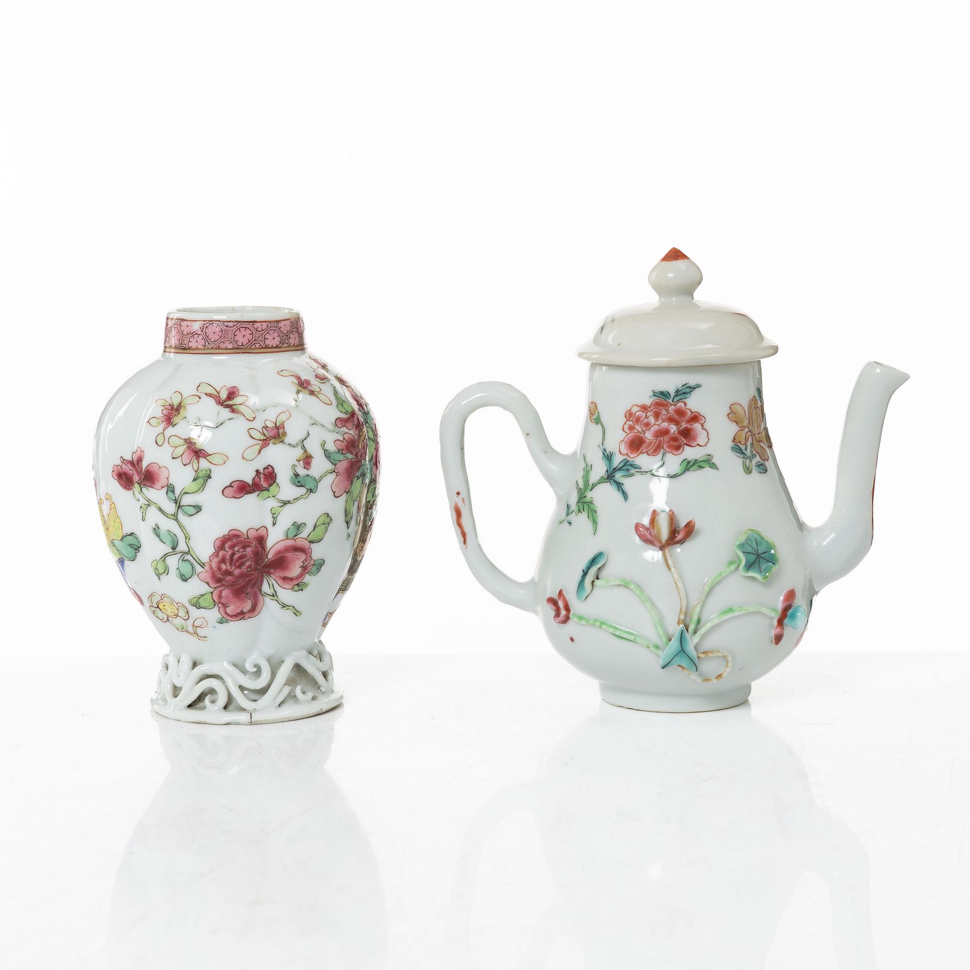 Tedosa och kanna samt kopp och lock, porslin, Kina, Qingdynstin, 1700-tal.