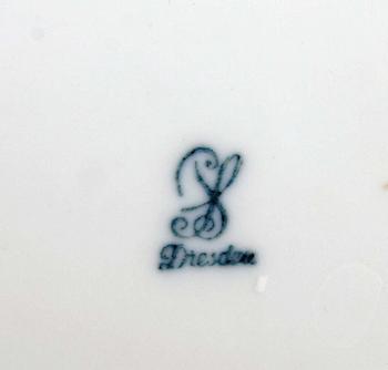 KANDELABRAR, ett par, MED SKÅL. Porslin, Dresden. Rokokostil.