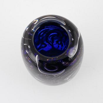 Torbjörn Alfredsson, a unique ariel glass vase, glassblower Wilke Adolfsson, own workshop in Orrefors, dated -00.