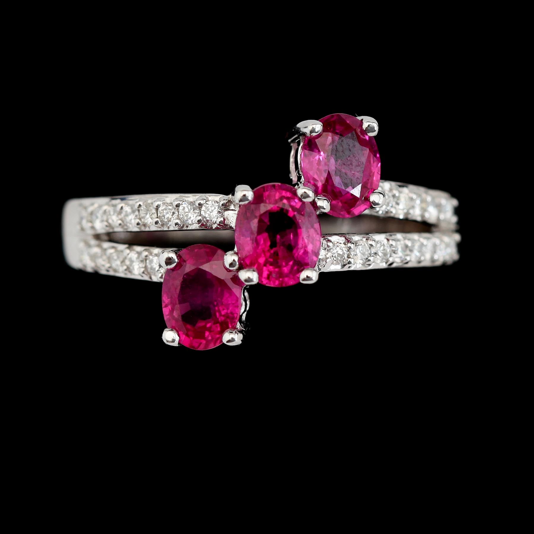 RING, 14K vitguld, rubiner och briljantslipade diamanter. Vikt ca 3 g.