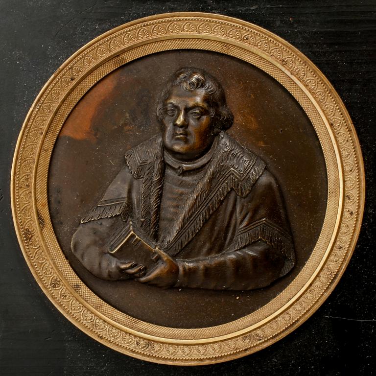 INRAMADE PLAKETTER. 2 st, porträtt, empire, 1800-talets första hälft.