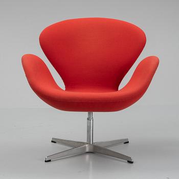 Arne Jacobsen, fåtölj, "Svanen", Fritz Hansen, Danmark, 1995.