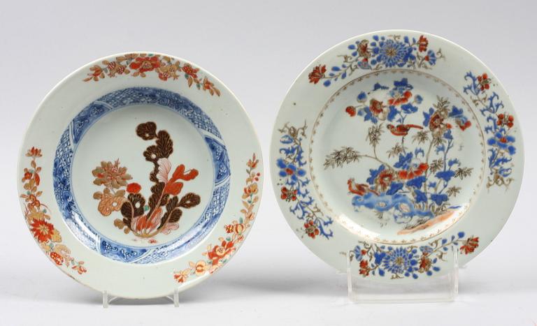 TALLRIKAR, 2 st, porslin, Yongzheng resp Qianlong. Kina 1700-tal.