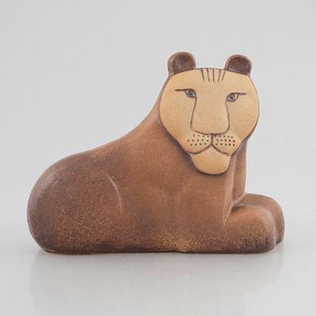 Lisa Larson, "Lejonhona", skulptur, ur serien "Noaks Ark", stengods, Gustavsbergs Studio, i produktion 1980-84.