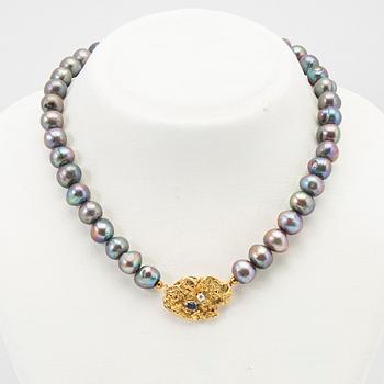Elon Arenhill, Necklace, cultured pearls and pendant in 18k gold with sapphire and diamond.