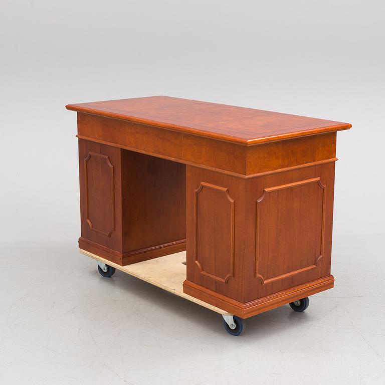 SKRIVBORD samt STOL, engelsk stil, 1970/80-tal.