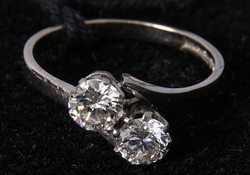 RING, vitguld samt 2 briljanter. Ca tot 0.8 ct.