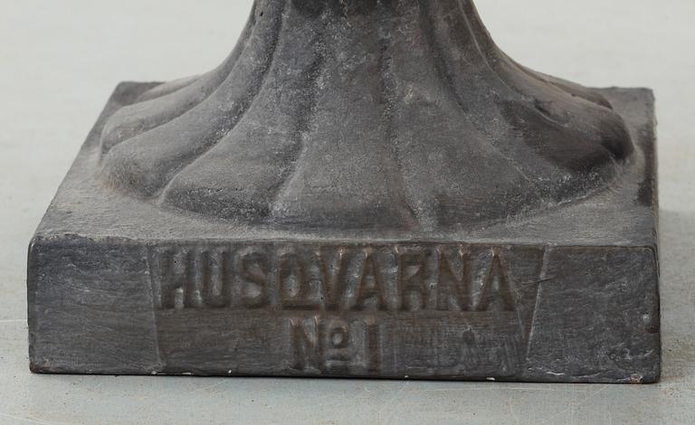 TRÄDGÅRDSURNOR, ett par, gjutjärn, Husqvarna No 1, 1900-talets första hälft.