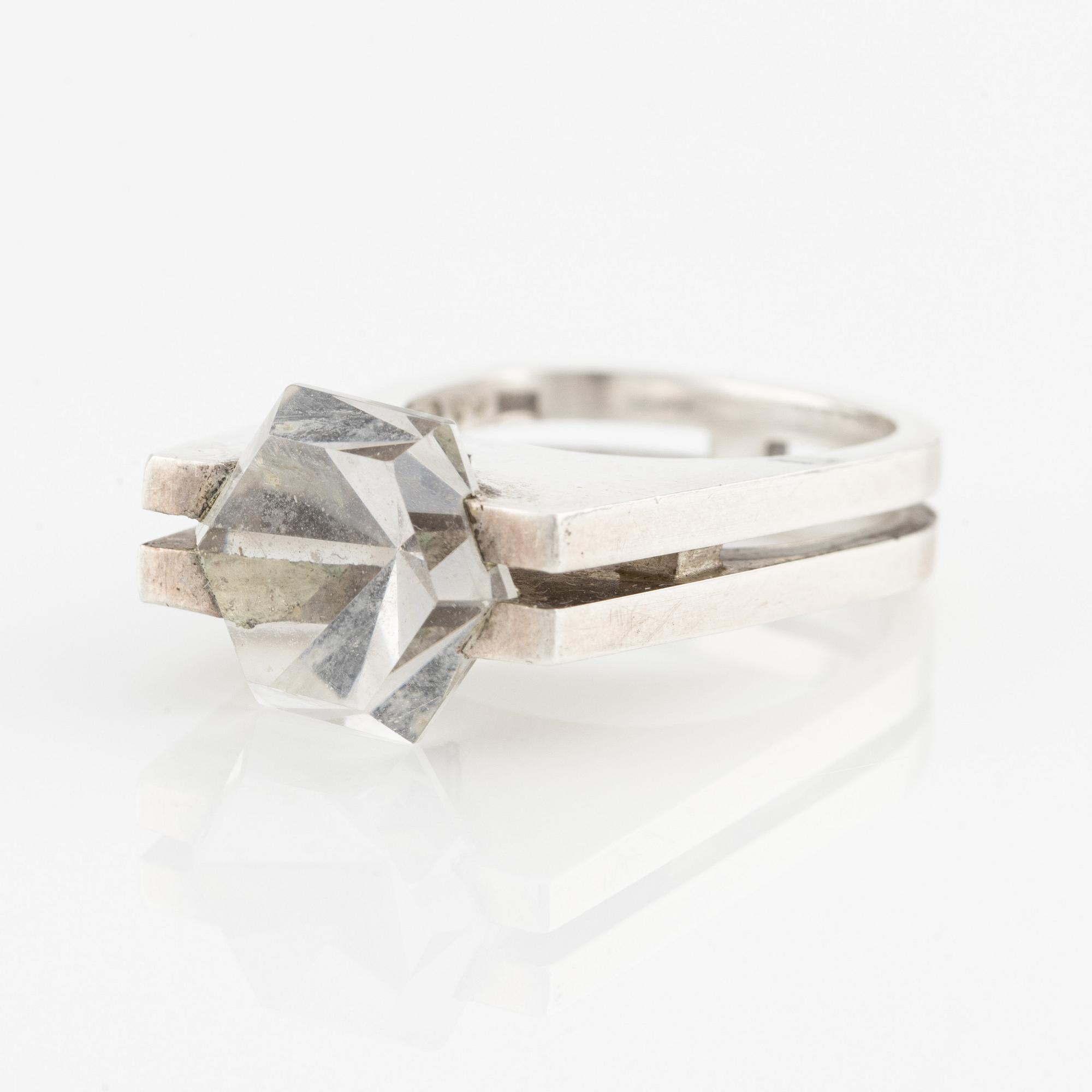 Rey Urban, brosch samt ring, silver med bergkristall.