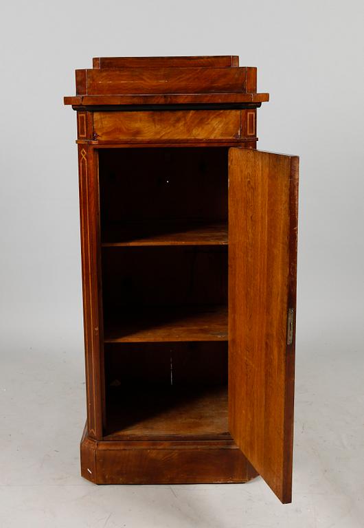 KOLONNSKÅP, senempire, 1800-talets mitt.
