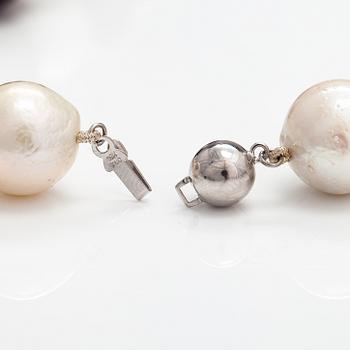 Pärlcollier, odlade pärlor och agatpärlor, 18K vitguld.