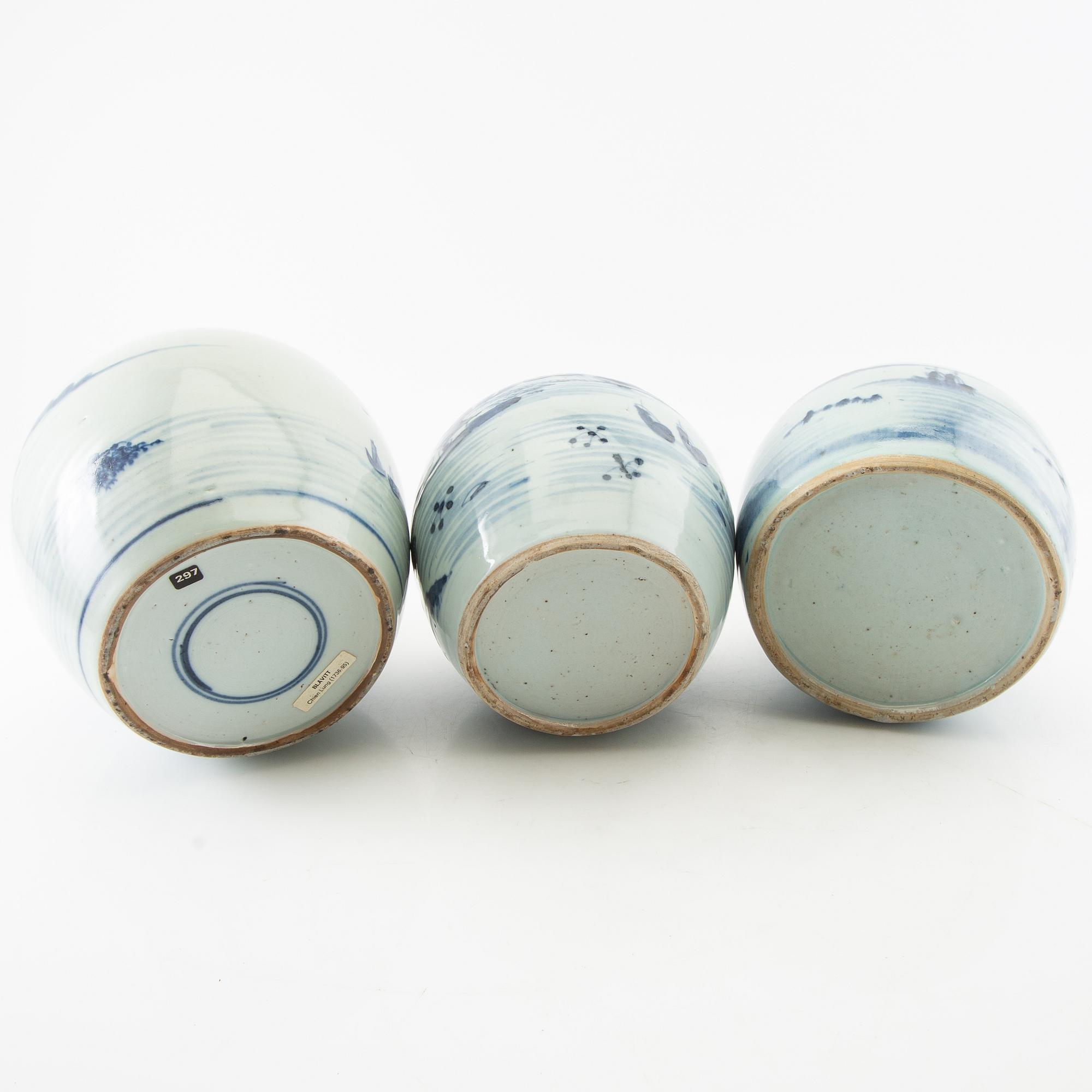 A set of three Chinese blue and white porcelain jars 18th/19th century.