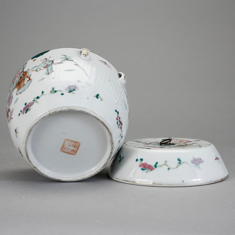 KAROTT MED LOCK, porslin, Kina omkring 1900.