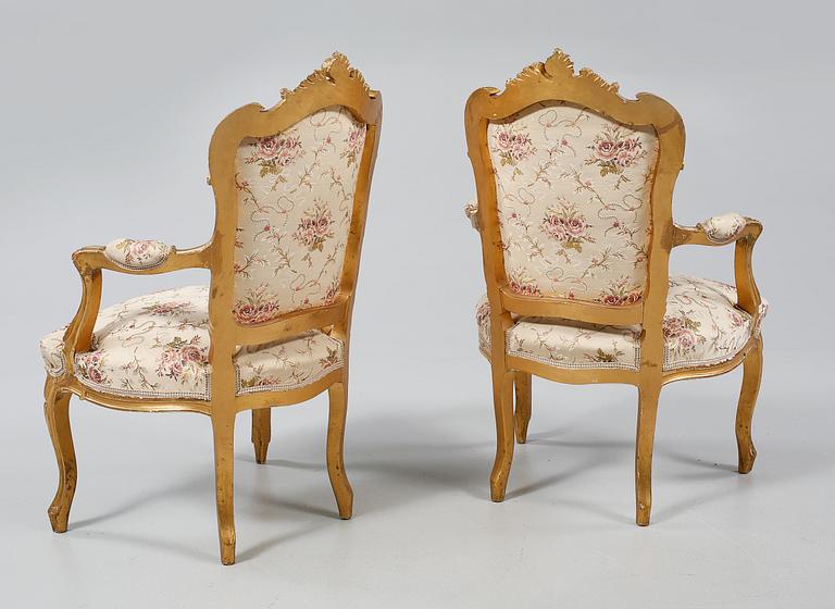 KARMSTOLAR, ett par, Louis XV-stil, omkring 1900-talets mitt.