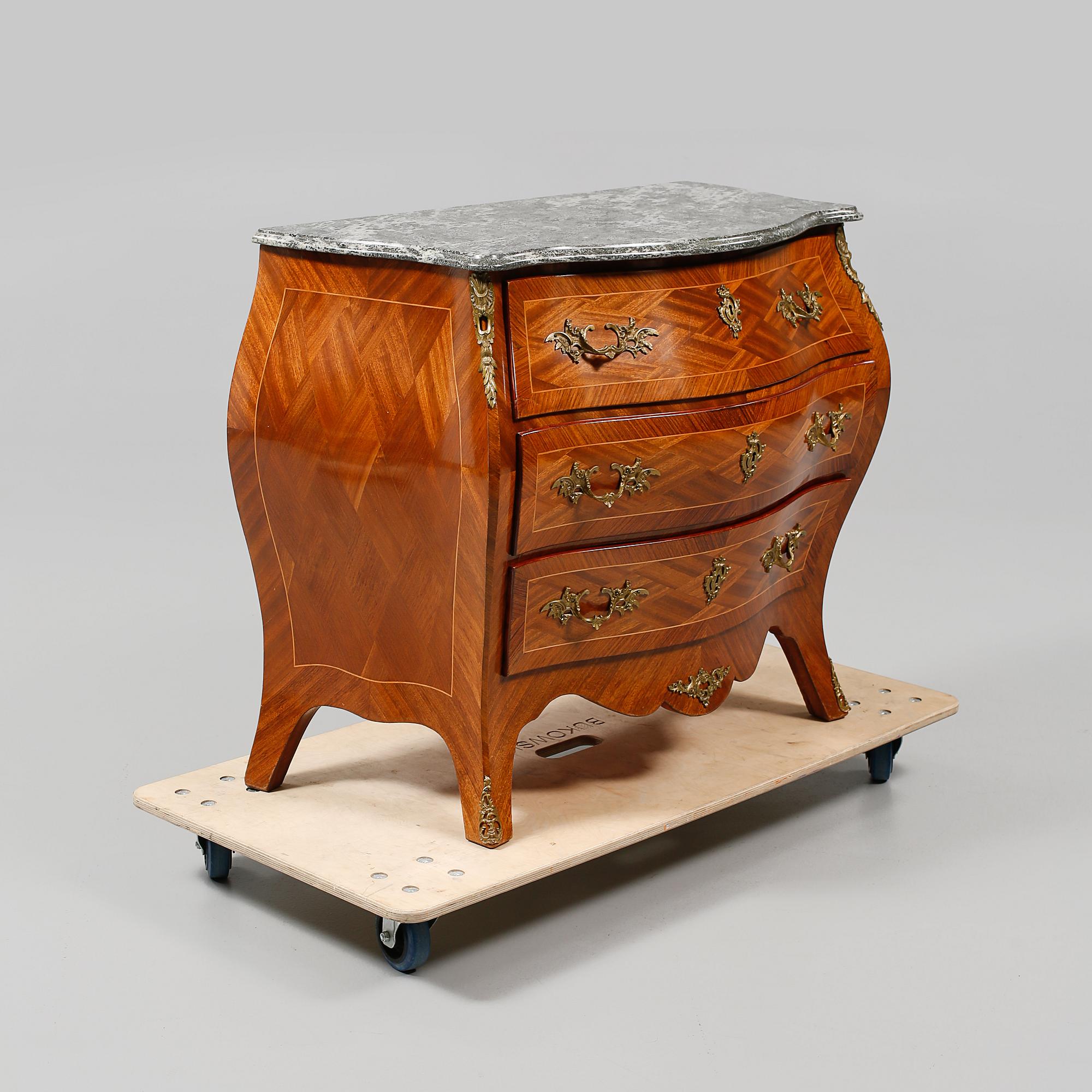 BYRÅ, rokokostil, omkring 1900-talets mitt.