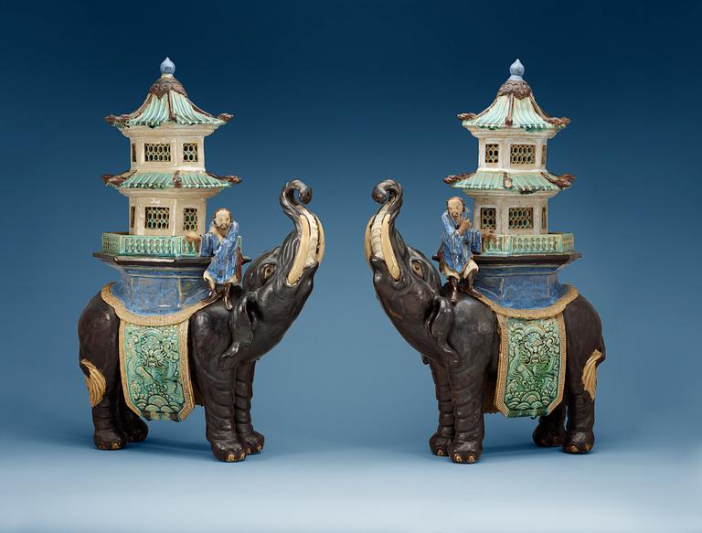 A pair of elephants with pagodas, presumably Qing dynasty.