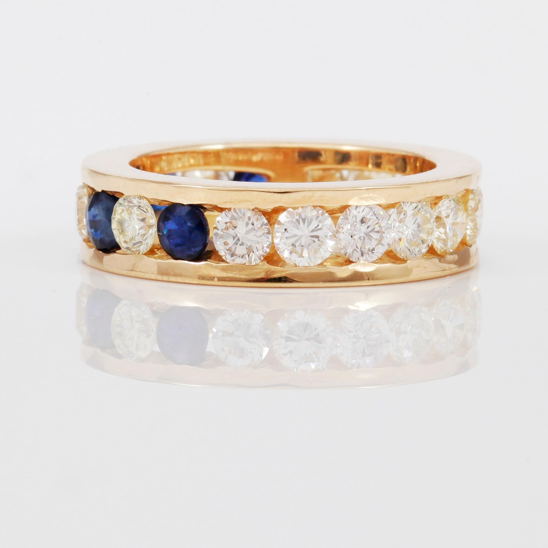 RING, 5 blå safirer samt 15 briljantslipade diamanter totalt ca 2,40 ct.