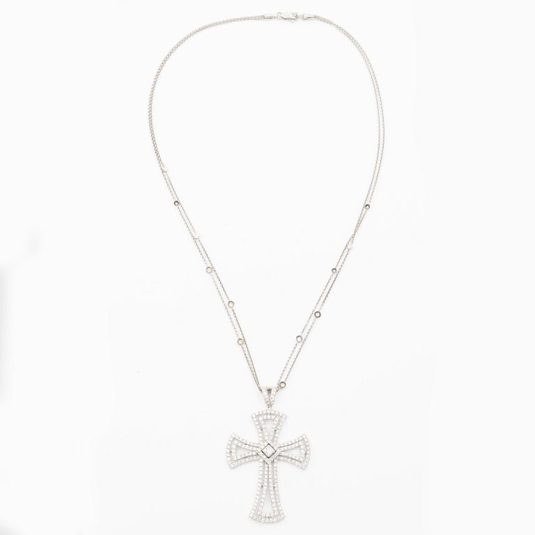 Cross pendant in white gold with princess-cut and brilliant-cut diamonds.